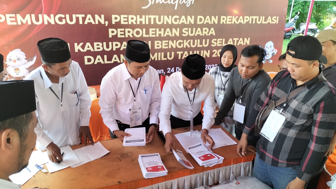 KPU Bengkulu Selatan Gelar Simulasi Pemungutan dan Penghitungan Suara, Libatkan PPK dan PPS, Ini Pesan Ketua