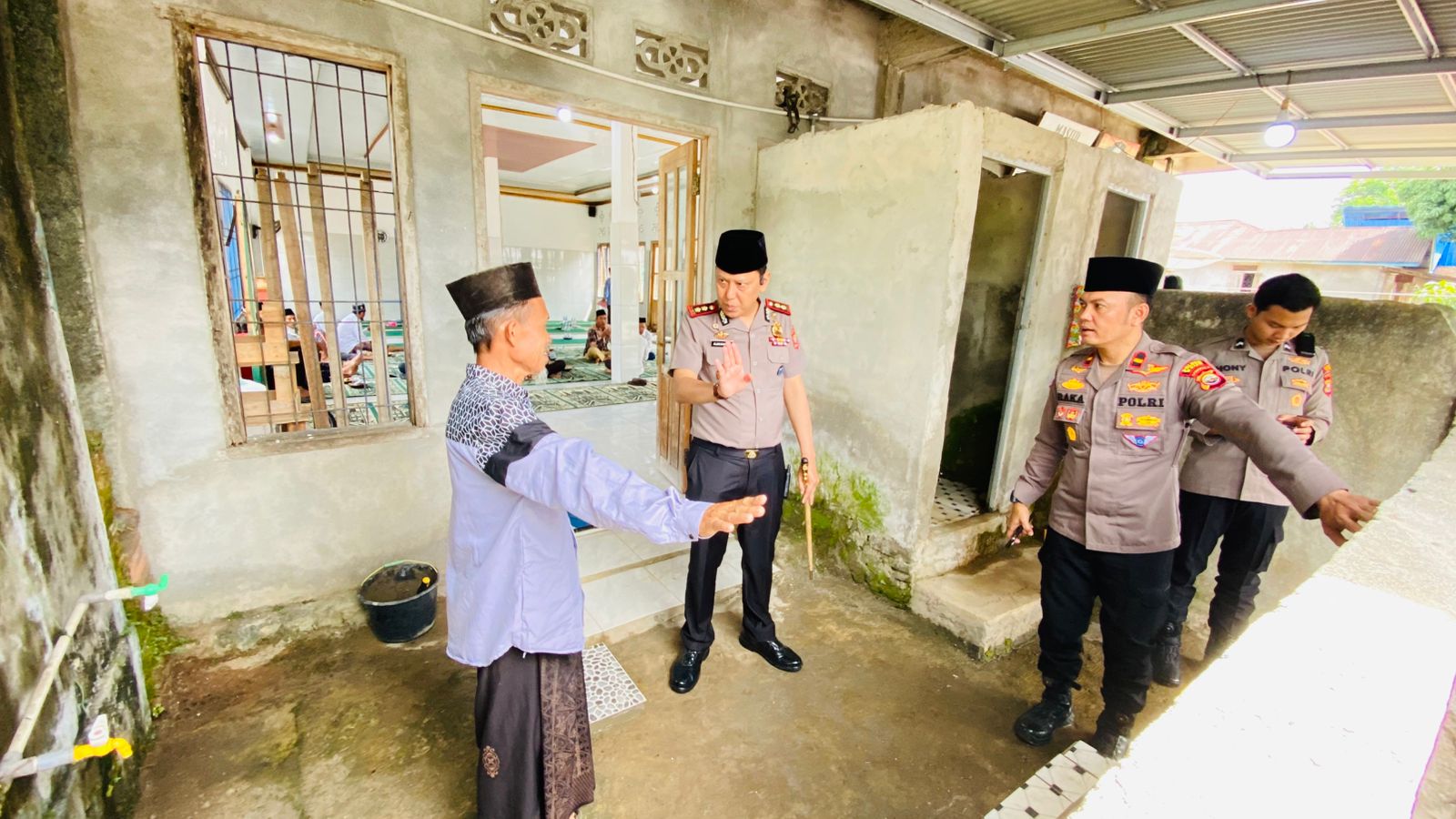 Kapolres Kaur Resmikan Ground Breaking Program Renovasi Masjid di Desa Sinar Bulan