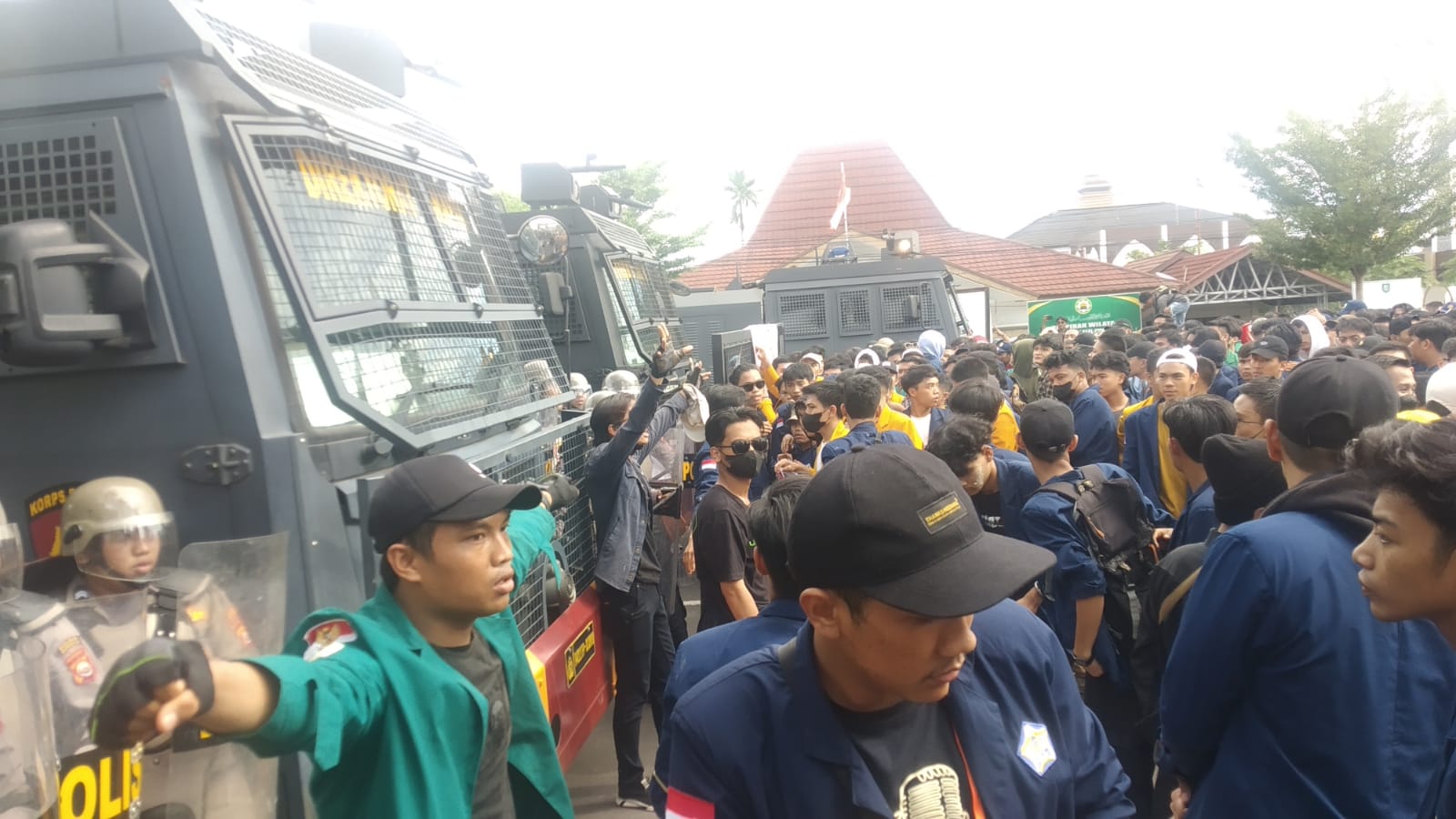 Demo Tolak Kenaikan BBM, Ribuan Massa Desak Masuk Gedung DPRD Provinsi