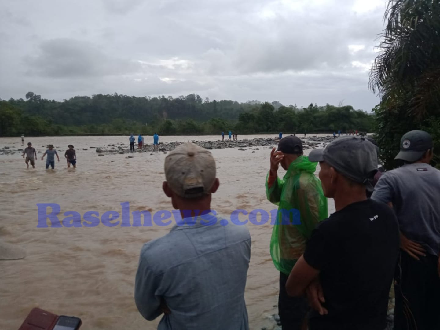 BREAKING NEWS: Menyeberangi Sungai Padang Guci, Pasutri di Kaur Hanyut 