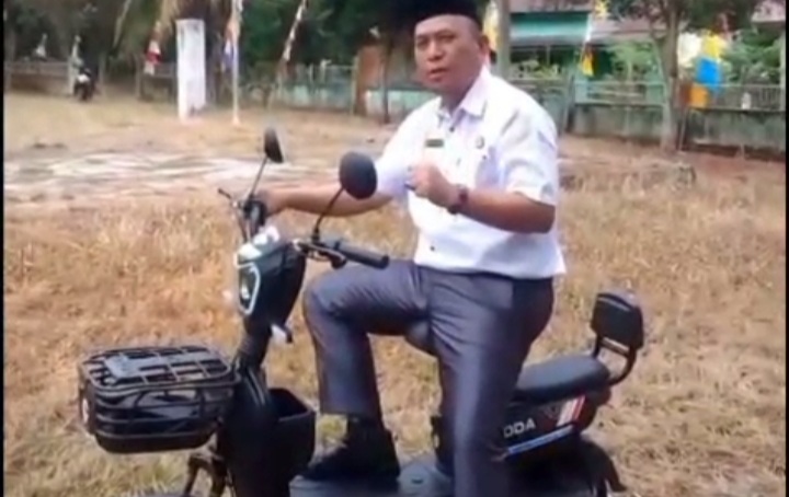 Hemat BBM, Camat Ulu Manna Ngantor Pakai Sepeda Listrik