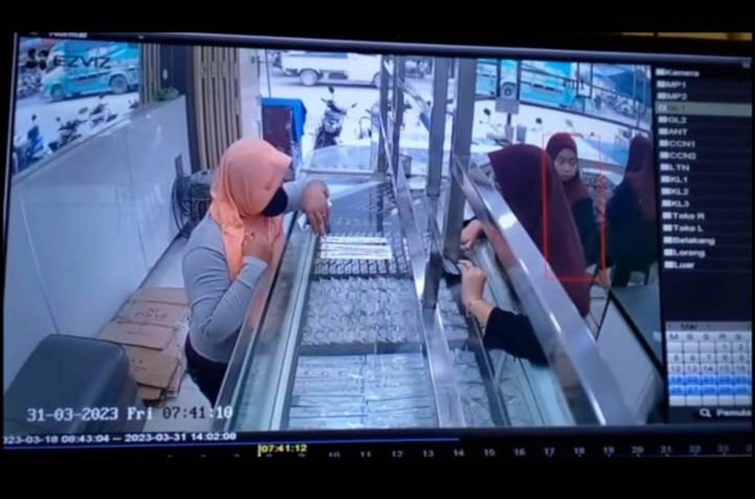 Viral, Aksi Wanita Bawa Kabur Gelang Emas Terekam CCTV