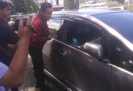 Sedang Shalat Jumat, Kaca Mobil Ajudan Bupati Dipecahkan Bandit