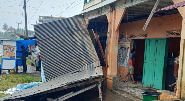 Hujan Lebat, Atap Ambruk Jalan Bak Kolam