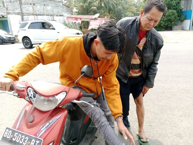 BREAKING NEWS: Tumpahan Oli Di Jalan Sebabkan Pengendara Motor Berjatuhan