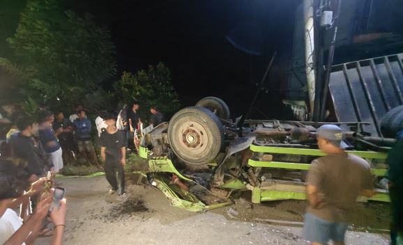 Truk Kontainer Terguling di Bawah Fly Over Tais, Dua Awak Tewas di Lokasi