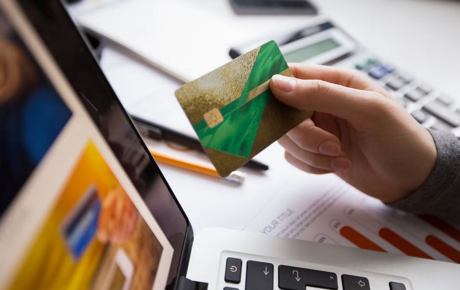 Mana yang Lebih Menguntungkan, Paylater atau Kartu Kredit? Kenali Perbedaannya