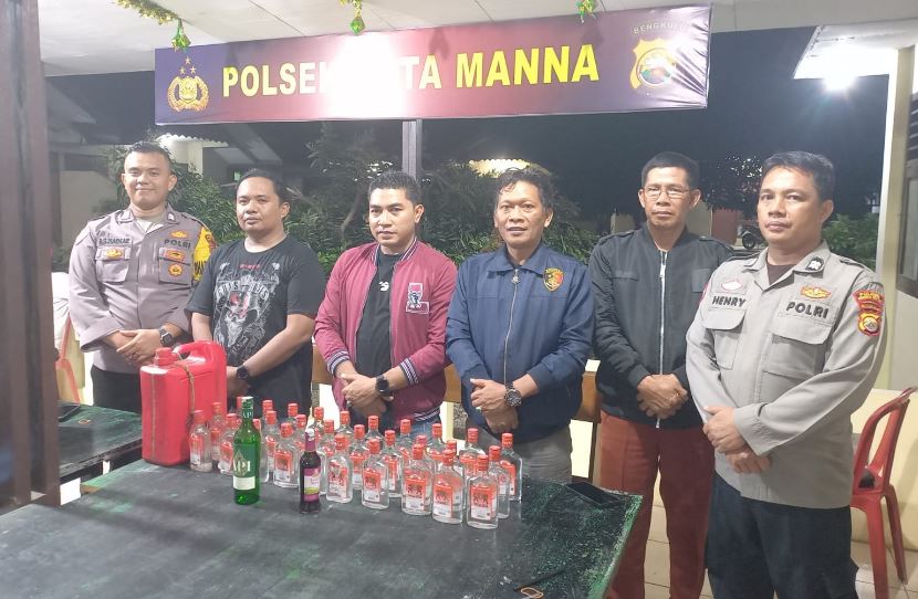 Gerebek Warem, Polsek Kota Manna Sita Puluhan Botol Miras dan Tuak