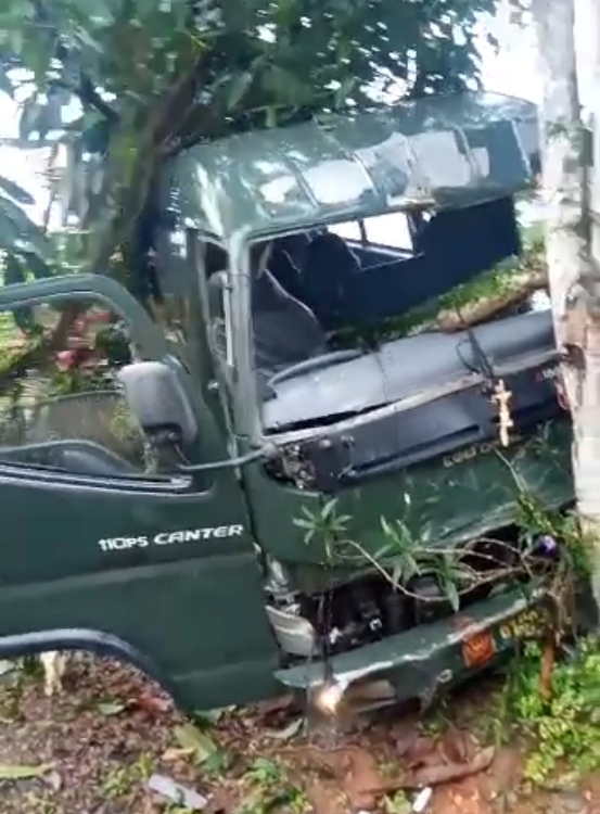 Gegara Lubang di Seluma: Mobil Boks Terjungkal, Truk TNI Remuk