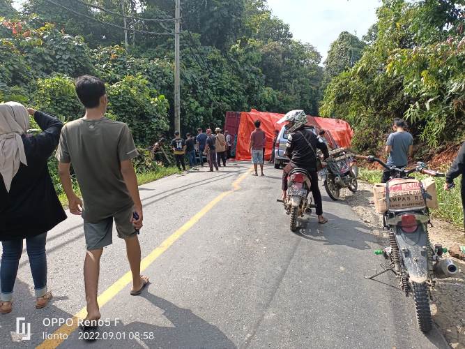 BREAKING NEWS: Fuso Terbalik Jalan Lintas Sumatera Lumpuh Total 