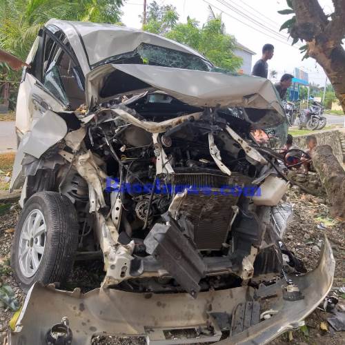 Tabrak Pohon Mangga Mobil Kades Remuk