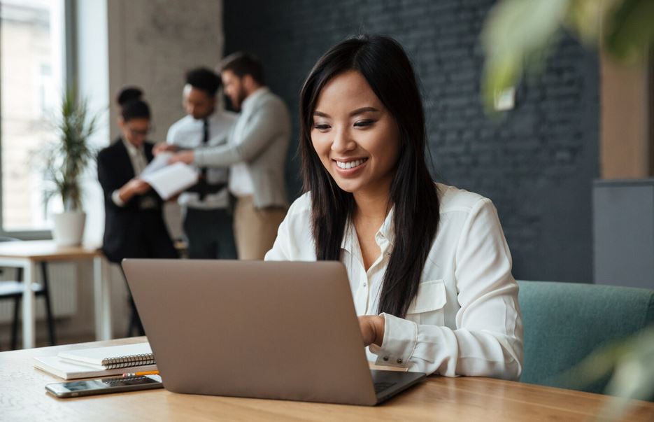 AI Semakin Mengancam Pekerja! Setengah Pekerjaan Pemula Bisa Hilang pada 2030