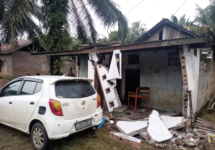 Mobil Ayla Tabrak Rumah di Kaur, 3 Warga Bengkulu Tengah Selamat