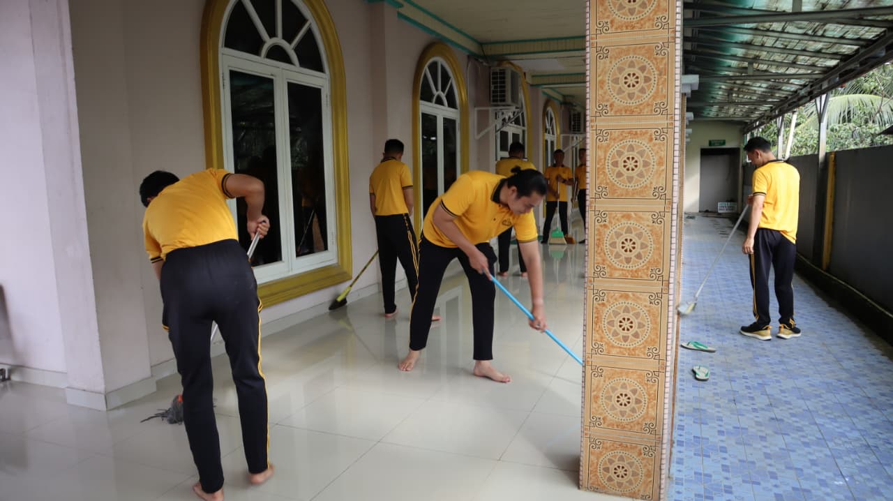 Personel Polres Bengkulu Selatan Korve Bersihkan Masjid
