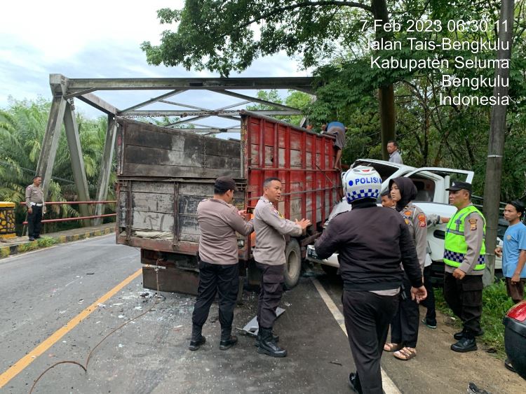 BREAKING NEWS: Truk Dyna asal Bengkulu Selatan Vs Traga Adu Kambing di Seluma, Sopir Luka-luka