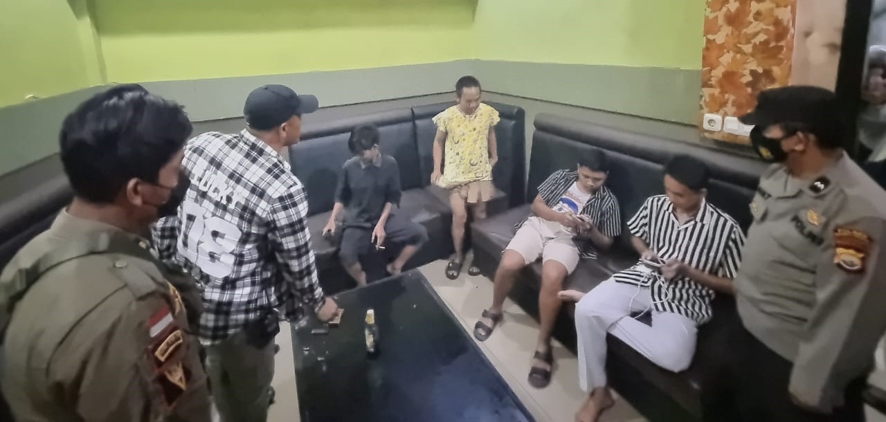 Razia Tempat Karaoke dan Warem di Bengkulu Selatan: Polisi Amankan Pria Pakai Rok Mini