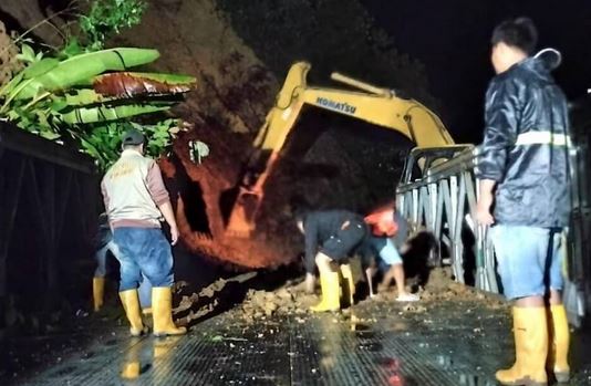 Longsor Hantam Jalur Manna-Pagar Alam, Akses Terhenti