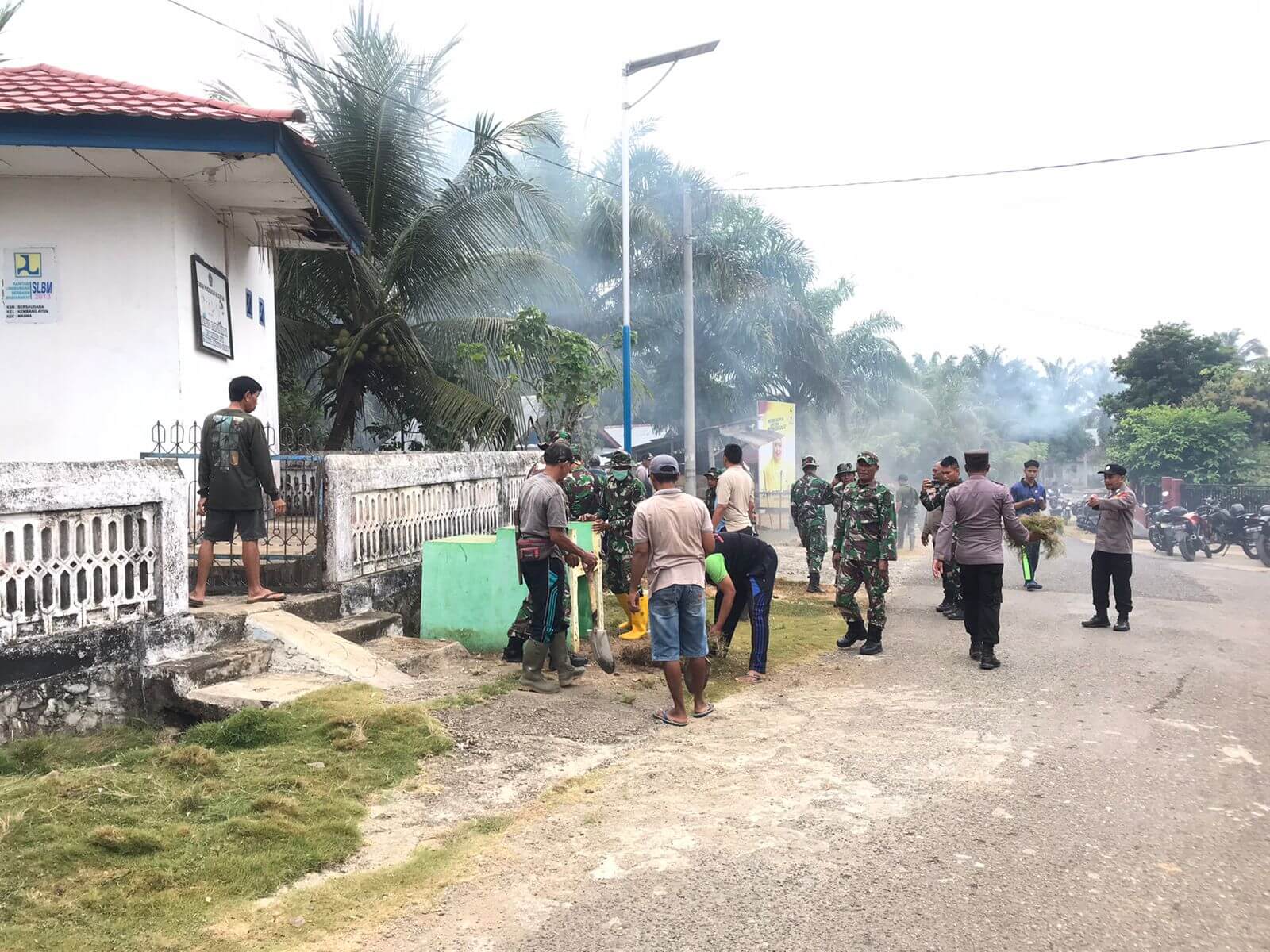 Personel TMMD Kodim 0408 Bengkulu Selatan/Kaur Bersihkan Masjid