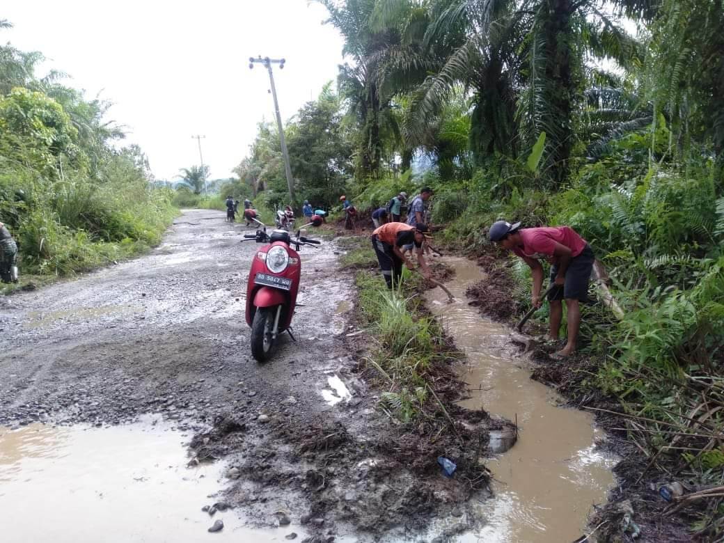 Kondisi Jalan di Desa Tri Tunggal Bakti Kecamatan Muara Sahung Mirip Kubangan