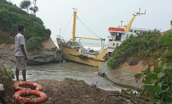Kerusakan Makin Parah, KM Sabuk Nusantara 46 Sulit Dievakuasi 