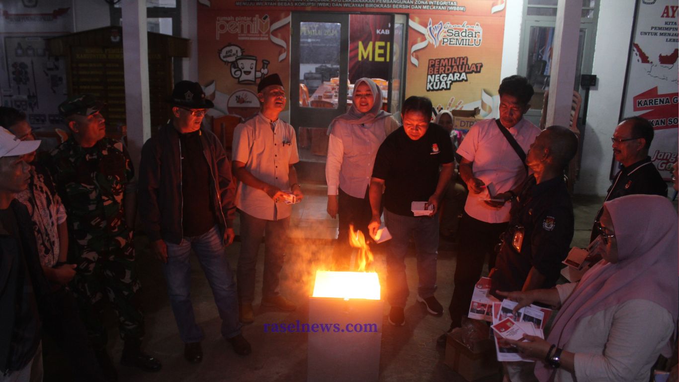 Malam Hari, Ketua KPU Bengkulu Selatan Bakar Surat Suara Gubernur dan Bupati