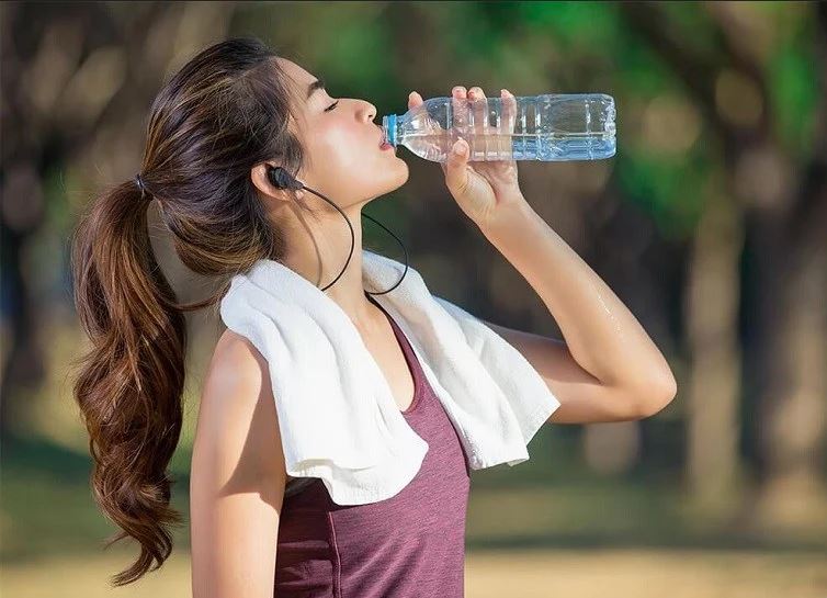 Waspada, 4 Bahaya Minum Sambil Berdiri, Bisa Sebabkan Penyakit Kronis Bagi Tubuh