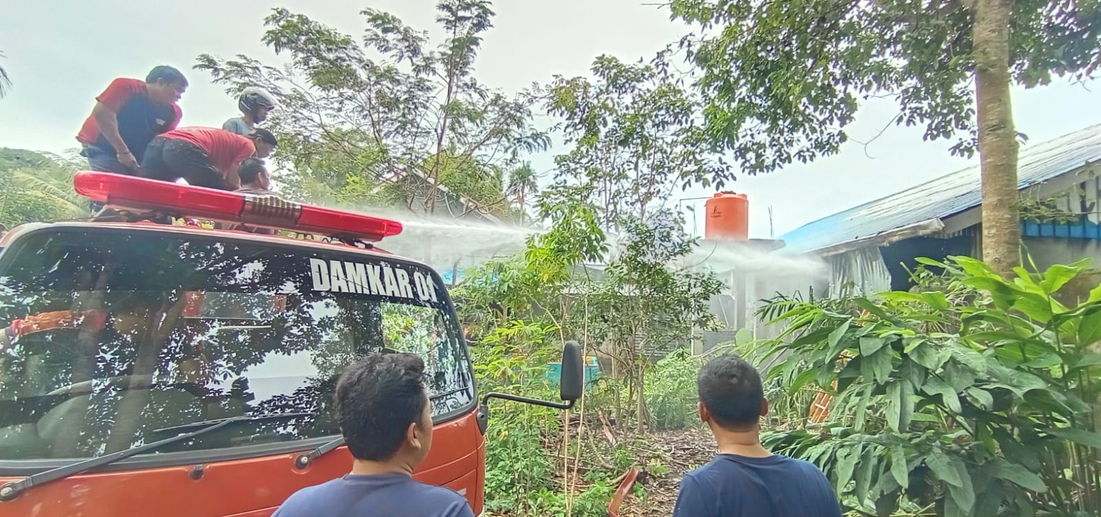 BREAKING NEWS: Diduga Korsleting Listrik, Bedengan 3 Pintu di Bengkulu Selatan Terbakar