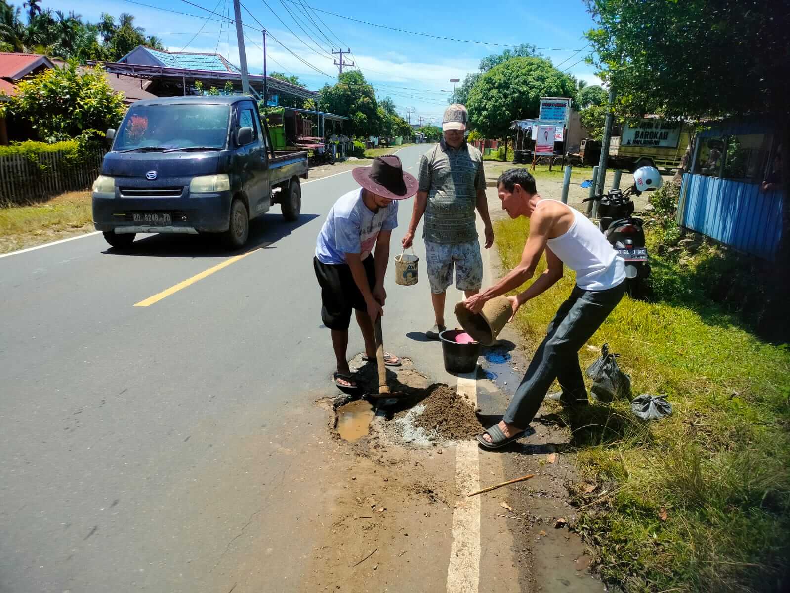 Jalan Negara Berlubang, Karang Taruna di Pino Raya Turun Tangan