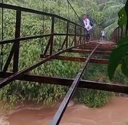 Viral! Pelajar di Seluma Bertaruh Nyawa Lintasi Jembatan Tinggal Kerangka