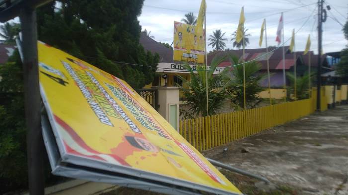 Reskan Efendi Mundur, Baliho Depan Gedung DPD II Golkar Tumbang 