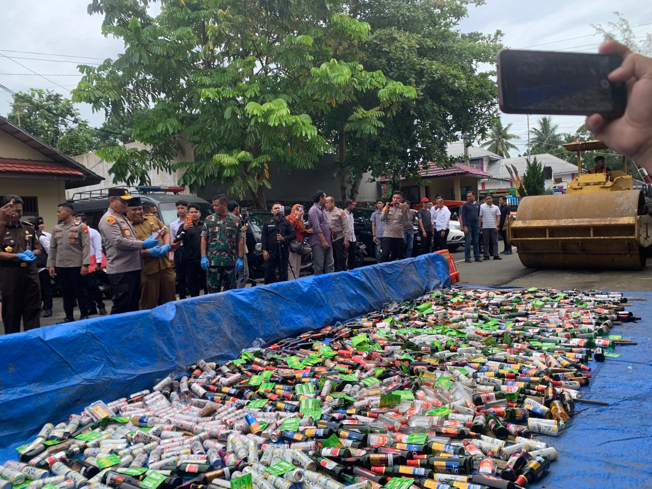 Ribuan Botol Miras dan Rokok Ilegal di Bengkulu Dimusnahkan