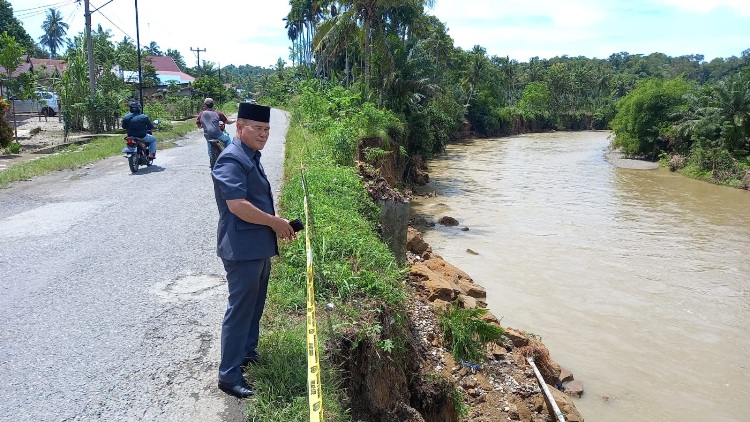 Di Bengkulu Selatan Jalan Provinsi & Rumah Warga Terancam Terjun ke Sungai