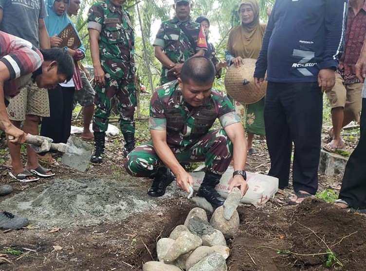 Dibangunkan Rumah oleh TNI-AD, Warga Bengkulu Selatan Menangis