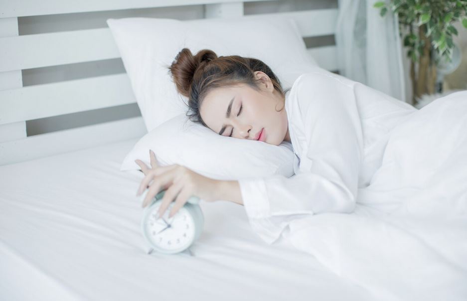 5 Kebiasaan Tidur Sehat yang Bantu Cegah Kerutan pada Kulit