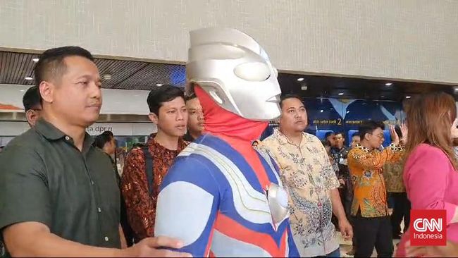 Ada Ultraman di Pelantikan Anggota DPR RI, Ini Sosoknya!