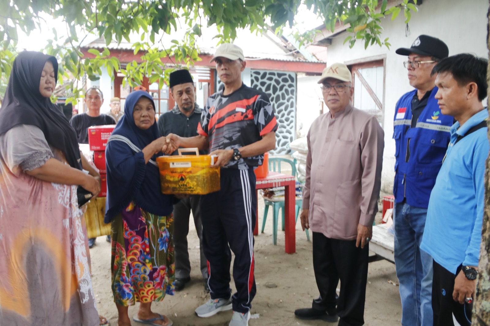 Peduli Warga, Pemkab Kaur Serahkan Bantuan untuk Korban Kebakaran