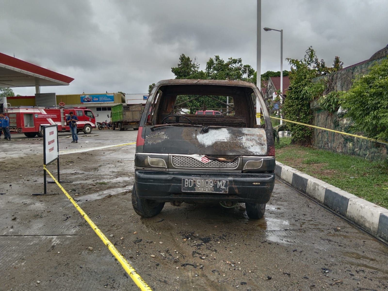 Momen Sopir Mobil Pick Up yang Terbakar di SPBU Bengkulu Selatan Melarikan Diri Terekam CCTV