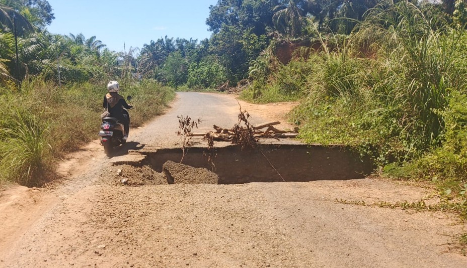 Sudah Lebih 4 Bulan, Jalan Ke Pasar Sembayat Seluma Belum Kunjung Diperbaiki