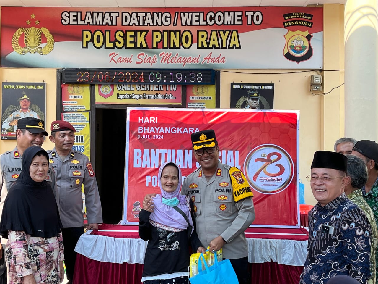 Polsek Pino Raya dan Polsek Pino Bagikan 250 Paket Bansos Kepada Masyarakat Kurang Mampu