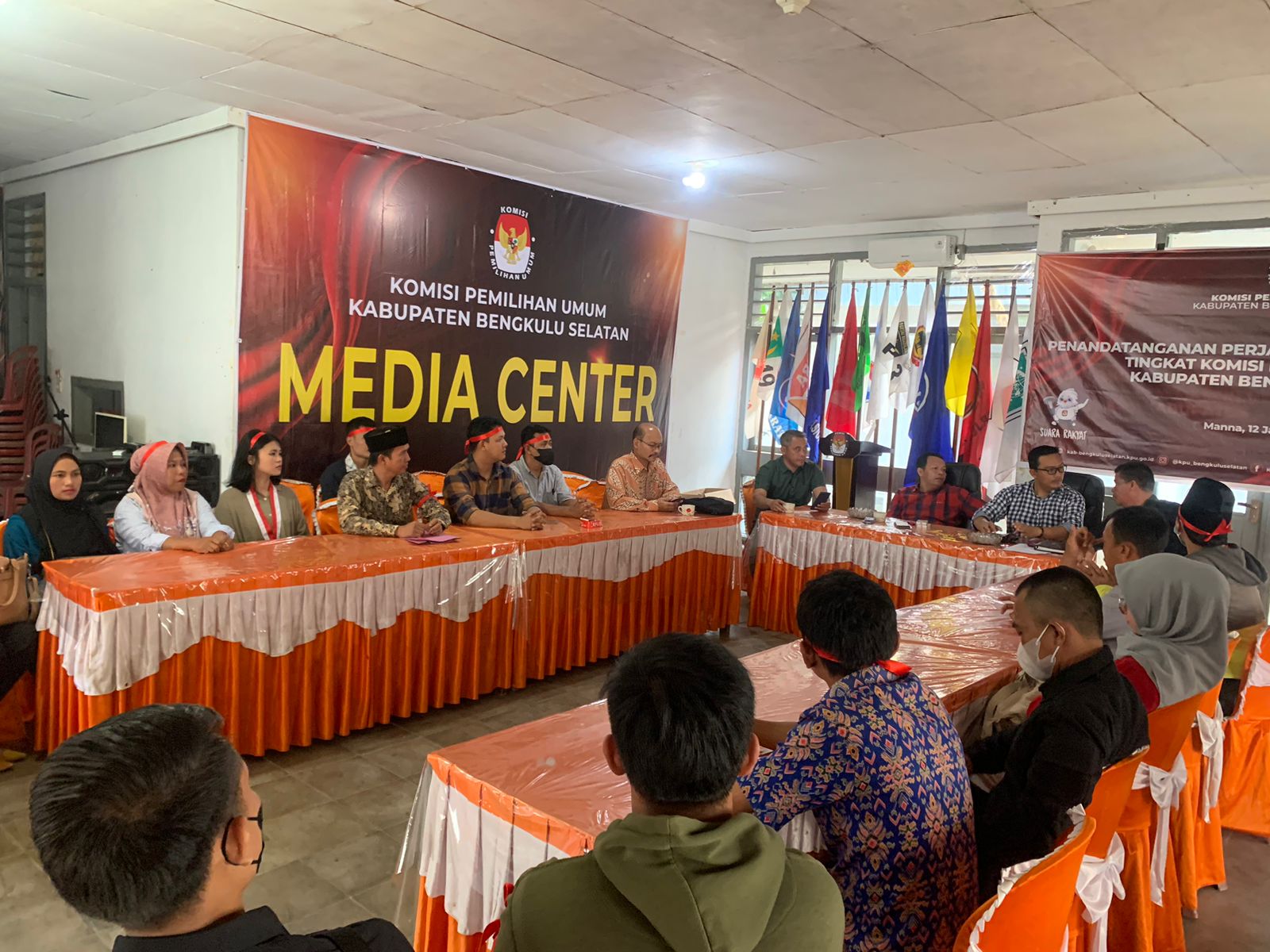 Giliran Puluhan Aliansi Masyarakat Peduli Pemilu Datangi KPU Bengkulu Selatan
