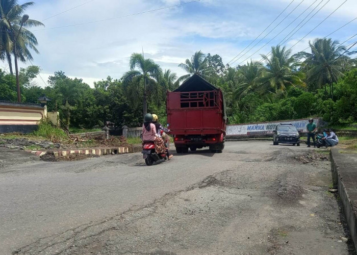 Jalan Lintas di Depan Polsek Kota Manna Semakin Rusak, Dinas PUPR Koordinasi ke Provinsi Bengkulu