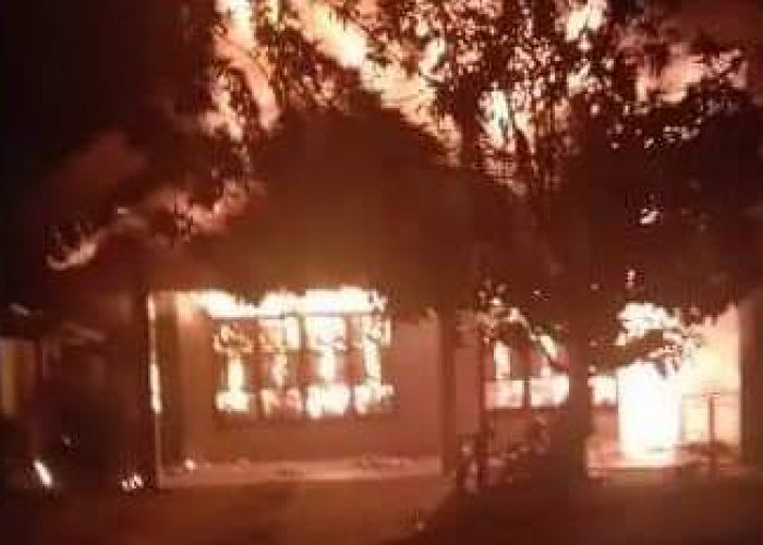 BREAKING NEWS: Kantor Pendamping Desa di Bengkulu Selatan Terbakar, 2 Motor Hangus 