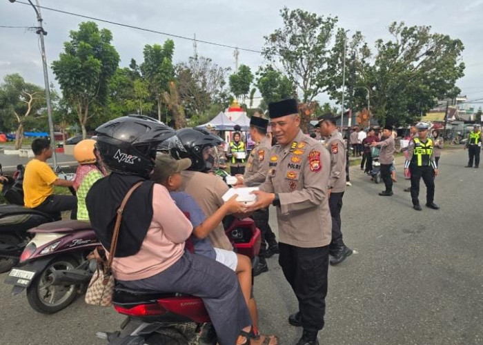 Semangat Berbagi di Bulan Ramadan, Polres Kaur Bagikan Takjil Gratis untuk Masyarakat