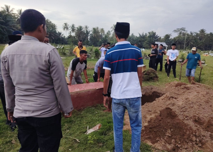 Tanpa Keluarga, Jenazah Misterius di Laut Merpas Akhirnya Dimakamkan