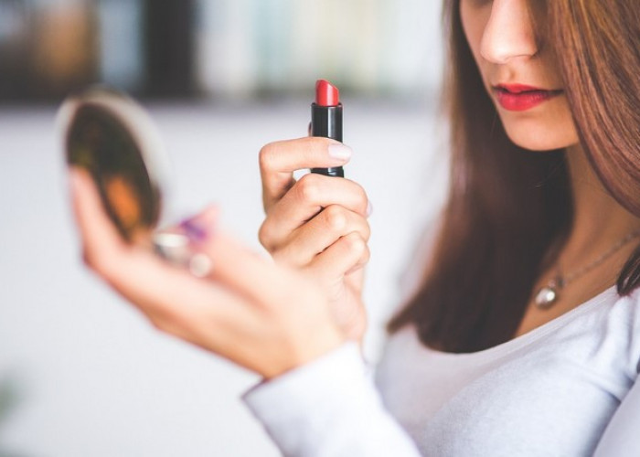 Rekomendasi Pakar Rias! Berikut 5 Warna Lipstik Terbaik untuk Kencan Pertama 