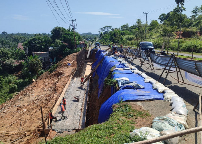Longsor, Ruas Jalan di Bengkulu Selatan Mulai Diperbaiki, 2 Bulan Dipastikan Tuntas