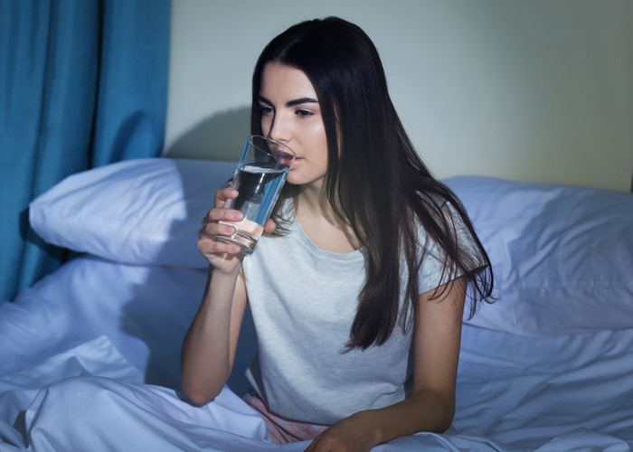 Waspadai Bahaya Minum Air Putih Sebelum Tidur untuk Kesehatan