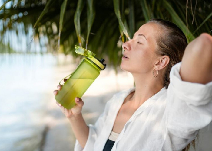 6 Manfaat Minum Campuran Air Kelapa dan Madu yang Pasti Disukai Wanita