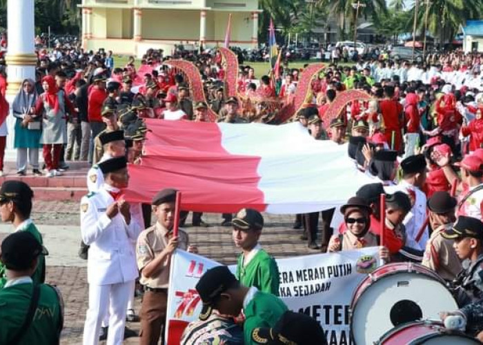 Bengkulu Selatan Bentangkan Bendera Merah Putih Terpanjang: Rekor MURI Gagal, Pelajar Pingsan
