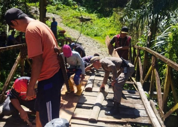 Kecewa, Warga Gotong Royong Perbaiki Lantai Jembatan
